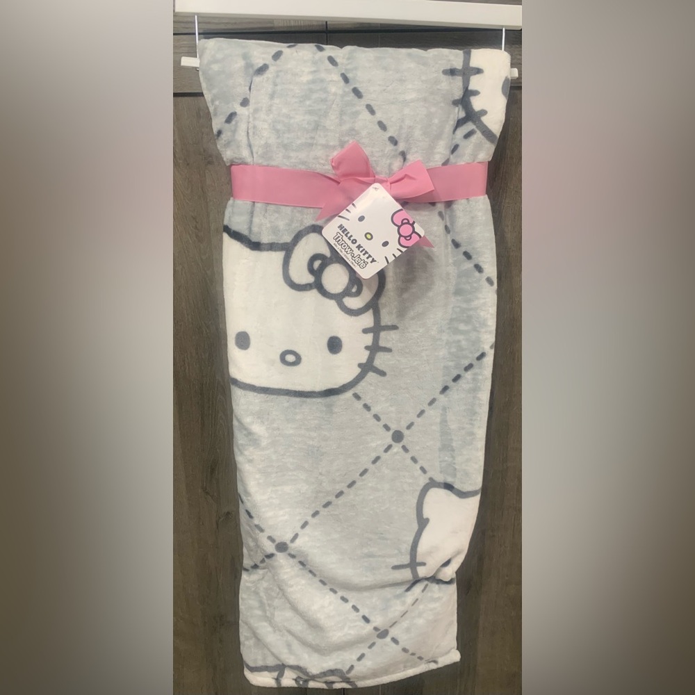 New Hello Kitty White & Gray Diamond 60 x 70 Plush Throw Blanket New With Tag